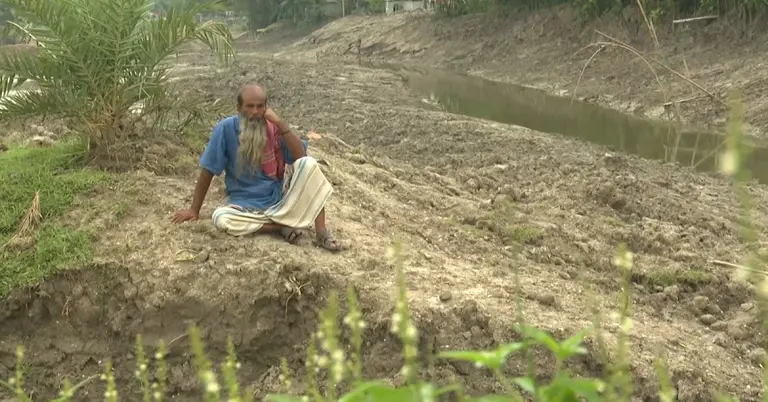 নদীপড়ে বসে আছেন একজন জেলে
